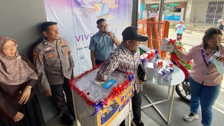 selamat!-dua-pelanggan-setia-j-bros-computer-padang-bawa-pulang-sepeda-motor selamat!-dua-pelanggan-setia-j-bros-computer-padang-bawa-pulang-sepeda-motor