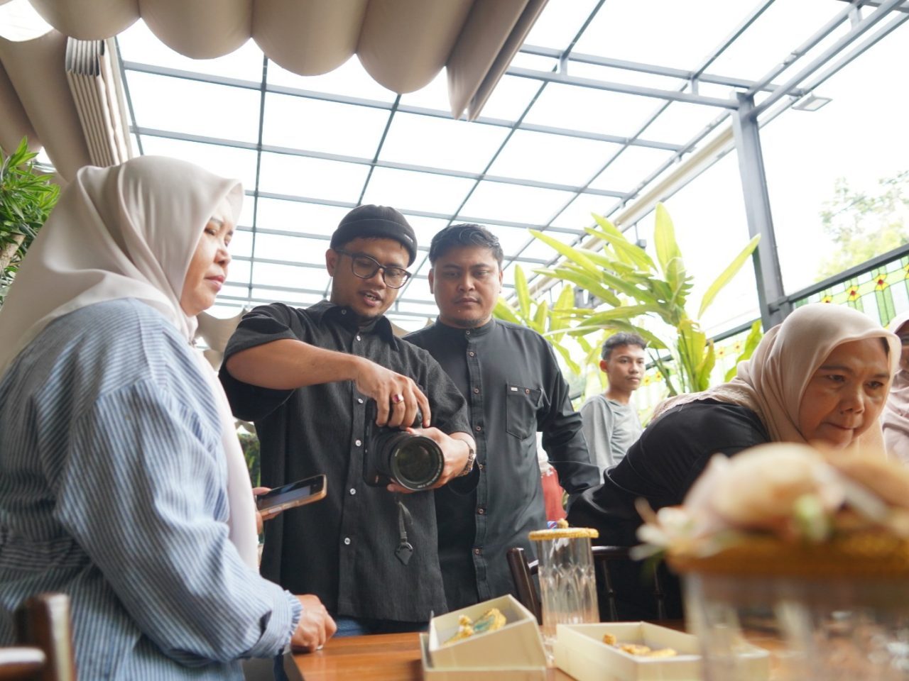 tingkatkan-kapasitas-pelaku-umkm-binaan,-pertamina-patra-niaga-sumbagut-berikan-pelatihan-fotografi-produk