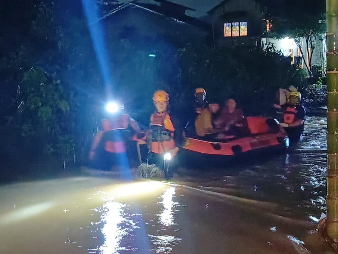padang-dikepung-banjir-akibat-hujan-deras,-tim-sar-diterjunkan-evakuasi-warga