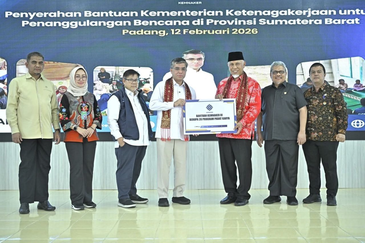 menaker-yassierli-kucurkan-bantuan-rp30,3-miliar-untuk-pulihkan-ekonomi-sumbar-pascabencana