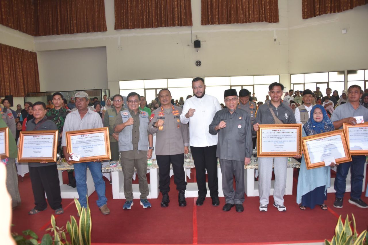 kabar-baik!-ratusan-warga-padang-terdampak-bencana-terima-bantuan-perbaikan-rumah