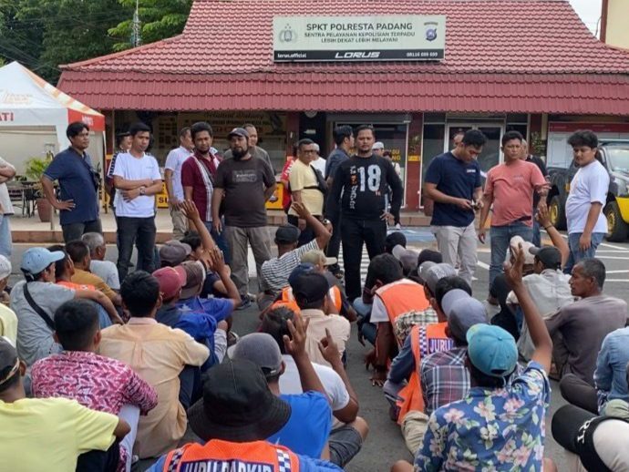 razia-premanisme,-polresta-padang-amankan-50-orang-di-kawasan-pasar-raya razia-premanisme,-polresta-padang-amankan-50-orang-di-kawasan-pasar-raya