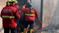 siang-bolong,-rumah-pns-di-kalumbuk-padang-ludes-terbakar:-kerugian-mencapai-rp500-juta