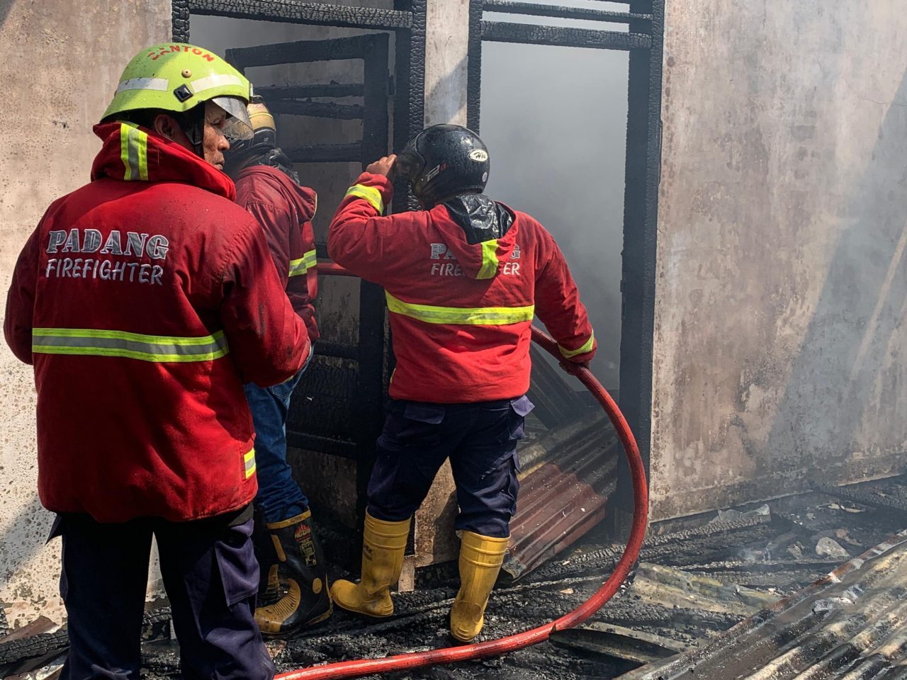 siang-bolong,-rumah-pns-di-kalumbuk-padang-ludes-terbakar:-kerugian-mencapai-rp500-juta siang-bolong,-rumah-pns-di-kalumbuk-padang-ludes-terbakar:-kerugian-mencapai-rp500-juta