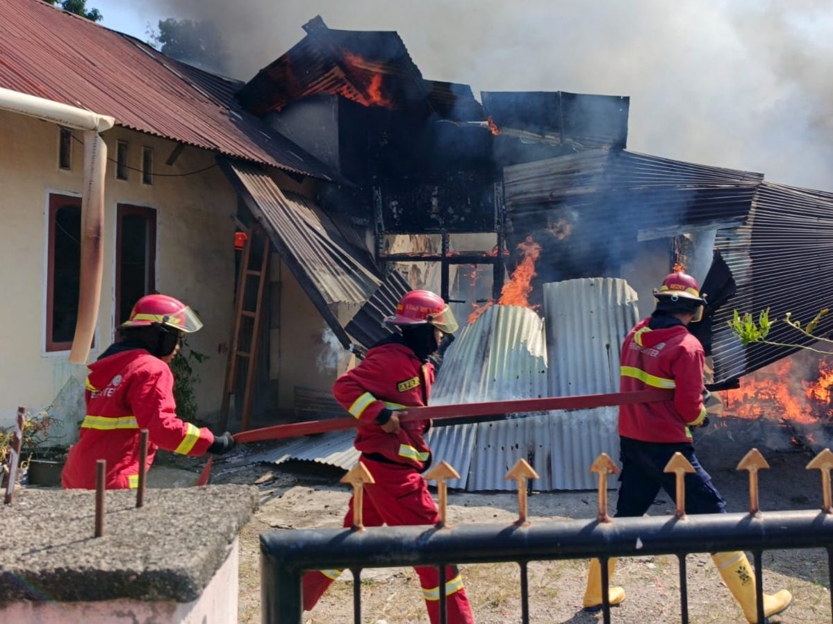 si-jago-merah-mengamuk-di-padang,-satu-rumah-dan-tiga-kontrakan-hangus-terbakar