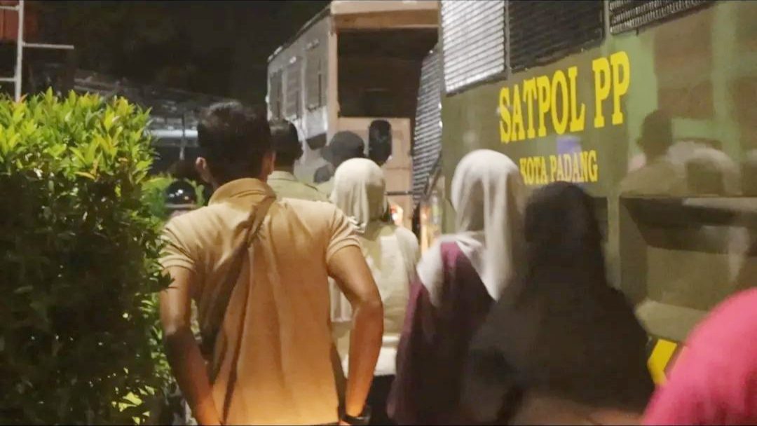 satpol-pp-sisir-sejumlah-titik-rawan-di-kota-padang,-remaja-hingga-penginapan-jadi-sasaran-pengawasan