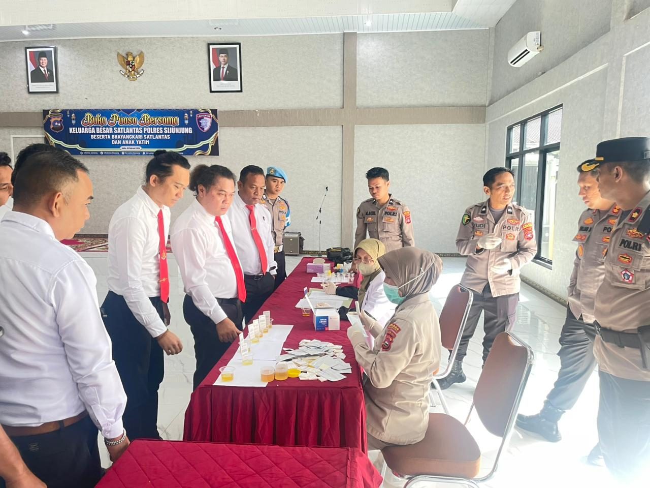 komitmen-berantas-narkoba-dari-dalam,-seluruh-perwira-polres-sijunjung-jalani-pemeriksaan-urine