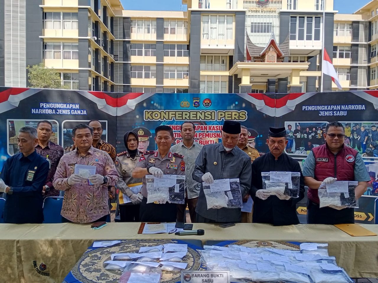 polda-sumbar-musnahkan-6,4-kg-sabu-hasil-pengungkapan-sepanjang-februari-2026 polda-sumbar-musnahkan-6,4-kg-sabu-hasil-pengungkapan-sepanjang-februari-2026