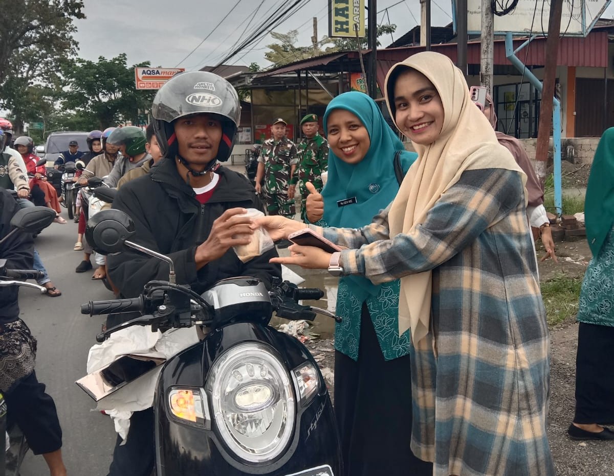 kecamatan-payakumbuh-selatan-bagikan-takjil-gratis-bagi-pengendara kecamatan-payakumbuh-selatan-bagikan-takjil-gratis-bagi-pengendara