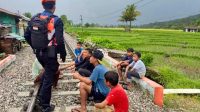 pt-kai-kembali-ingatkan-bahaya-beraktivitas-di-sekitar-jalur-kereta-api