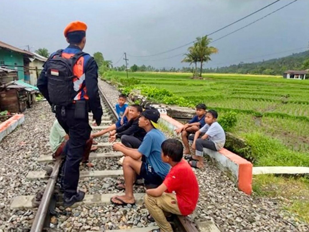 pt-kai-kembali-ingatkan-bahaya-beraktivitas-di-sekitar-jalur-kereta-api