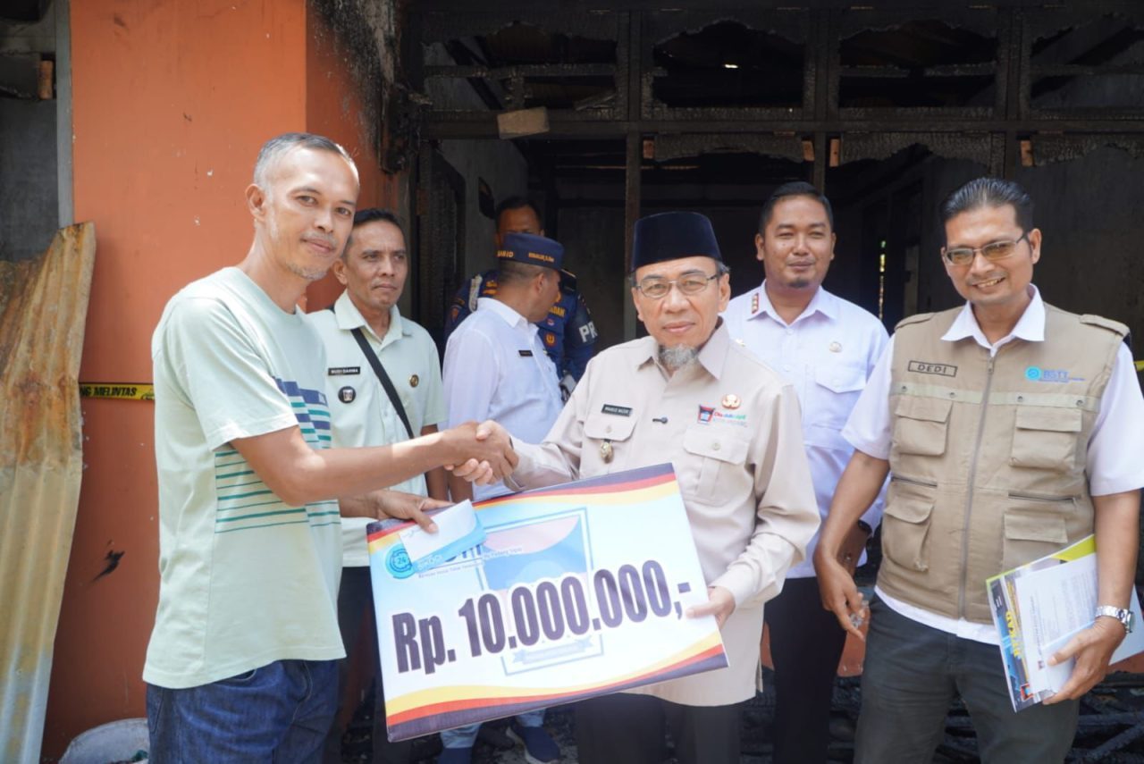 pemkot-dan-baznas-padang-salurkan-bantuan-bagi-korban-kebakaran-lubuk-buaya