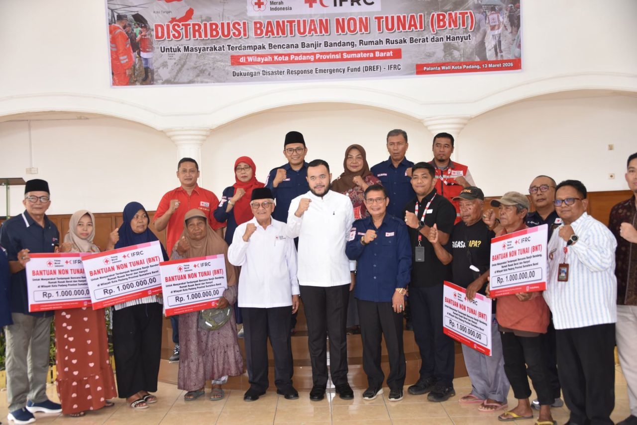pmi-salurkan-bantuan-rp314-juta-untuk-warga-terdampak-bencana-di-kota-padang