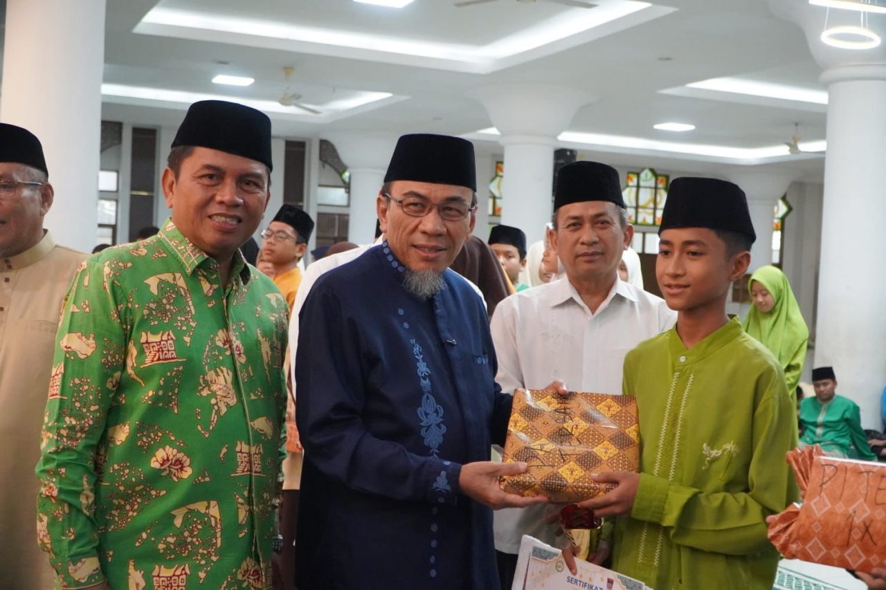 cetak-kader-pemimpin:-maigus-nasir-tutup-pesantren-ramadan-khusus-smp/mts-se-kota-padang