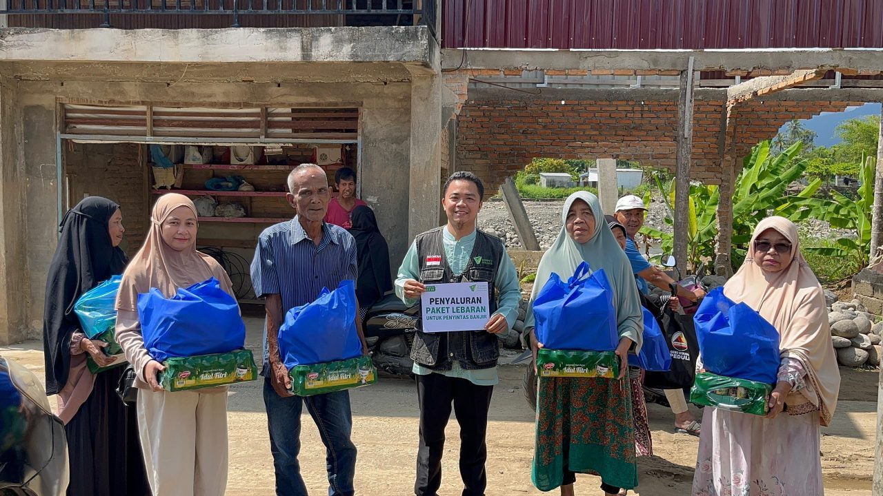 dompet-dhuafa-singgalang-salurkan-115-paket-lebaran-untuk-penyintas-banjir-di-sumbar