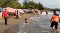 tim-gabungan-laksanakan-pam-lebaran-di-pantai-kota-padang:-hari-pertama-pengunjung-masih-sepi