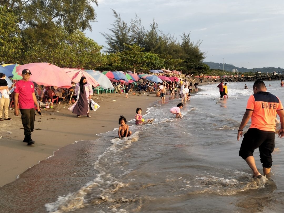 tim-gabungan-laksanakan-pam-lebaran-di-pantai-kota-padang:-hari-pertama-pengunjung-masih-sepi