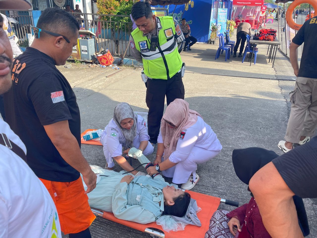 gerak-cepat-tim-rescue-bpbd-padang-evakuasi-warga-pingsan-di-jalan-purus-cimpago gerak-cepat-tim-rescue-bpbd-padang-evakuasi-warga-pingsan-di-jalan-purus-cimpago