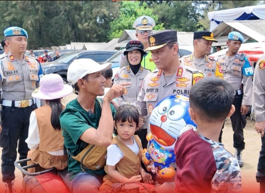 pastikan-kenyamanan-pengunjung,-kapolda-sumbar-pantau-wisata-di-pantai-air-manis