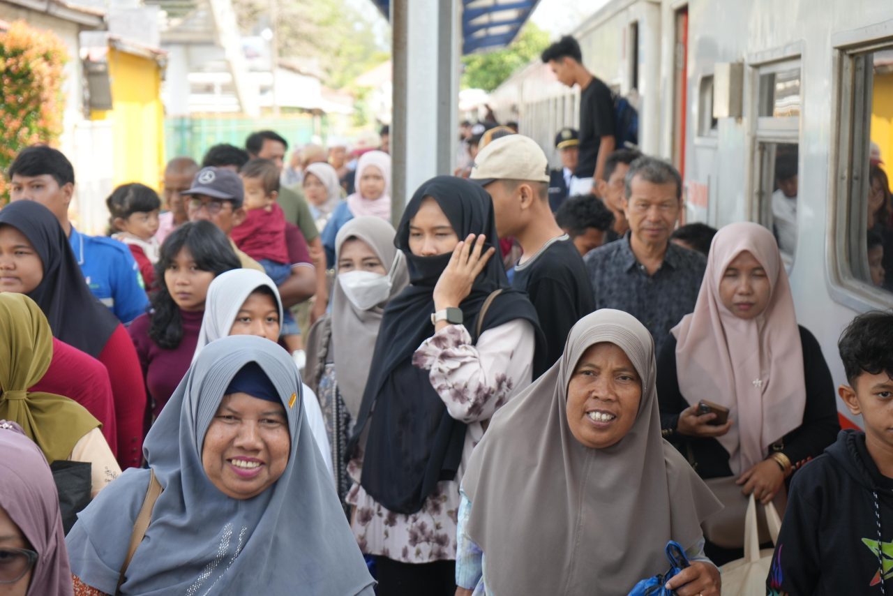 angleb-belum-usai,-kai-divre-ii-sumbar-sudah-berangkatkan-lebih-dari-100-ribu-penumpang angleb-belum-usai,-kai-divre-ii-sumbar-sudah-berangkatkan-lebih-dari-100-ribu-penumpang