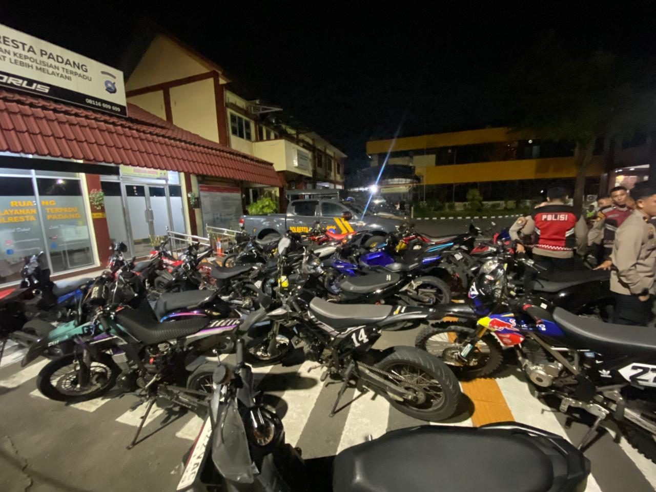 polisi-padang-gelar-razia,-puluhan-kendaraan-berknalpot-brong-diamankan polisi-padang-gelar-razia,-puluhan-kendaraan-berknalpot-brong-diamankan