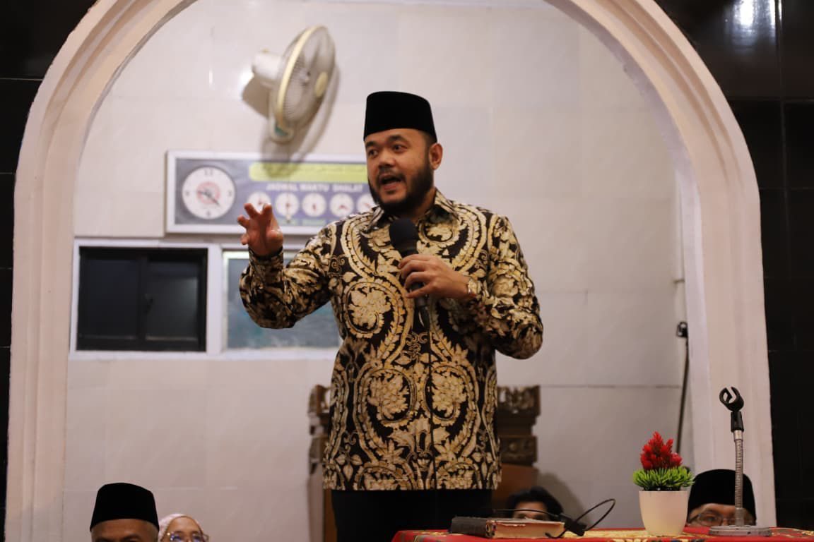 hadiri-halal-bihalal-di-kelurahan-pisang,-wali-kota-padang-serahkan-bantuan-masjid-rp10-juta