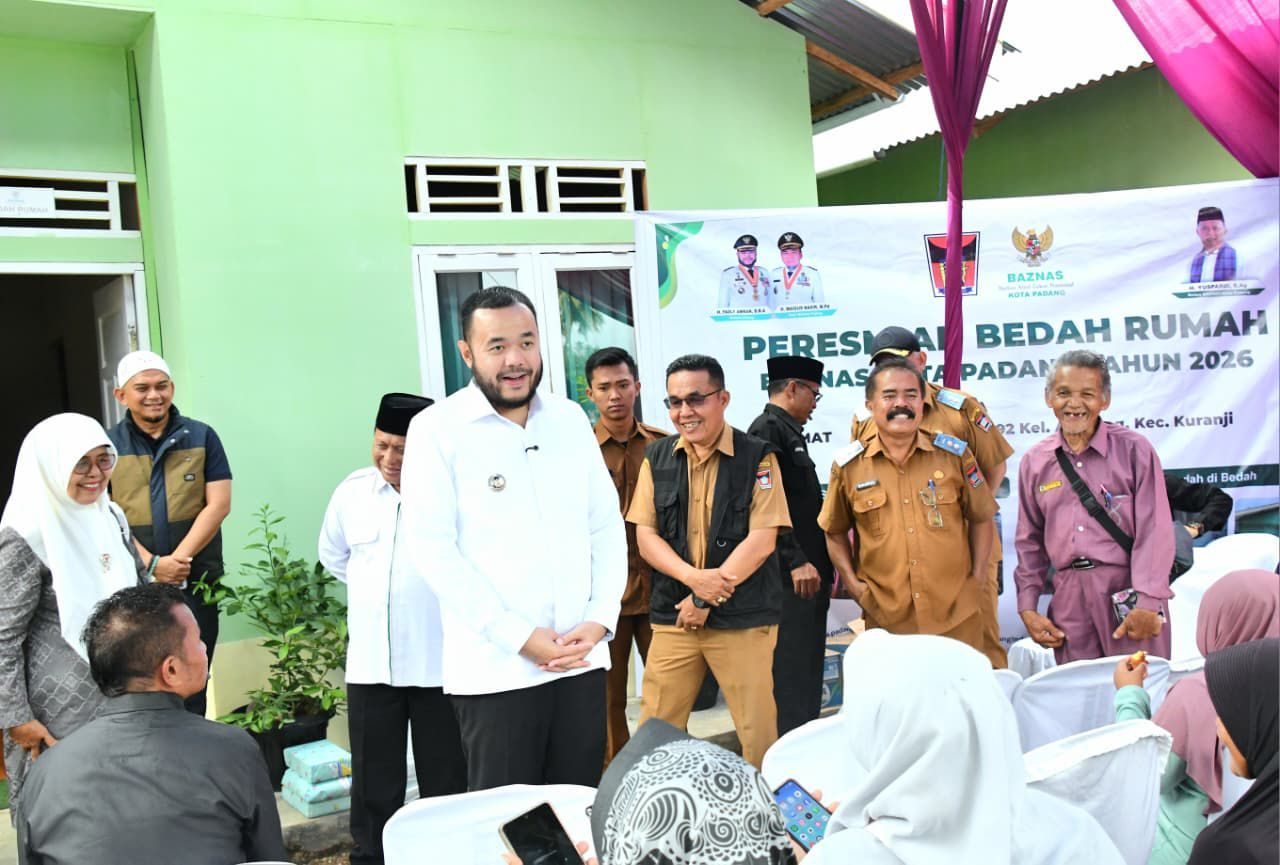 fadly-amran-serahkan-kunci-rumah-hasil-program-bedah-rumah-baznas-padang fadly-amran-serahkan-kunci-rumah-hasil-program-bedah-rumah-baznas-padang