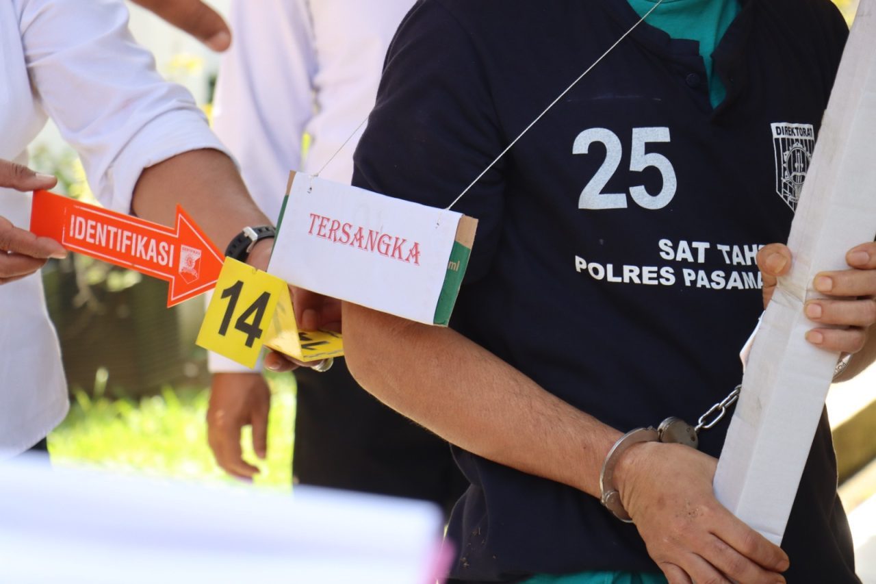 polres-pasbar-gelar-rekonstruksi-pembunuhan-dan-pencurian-di-koto-balingka,-pelaku-peragakan-36-adegan polres-pasbar-gelar-rekonstruksi-pembunuhan-dan-pencurian-di-koto-balingka,-pelaku-peragakan-36-adegan