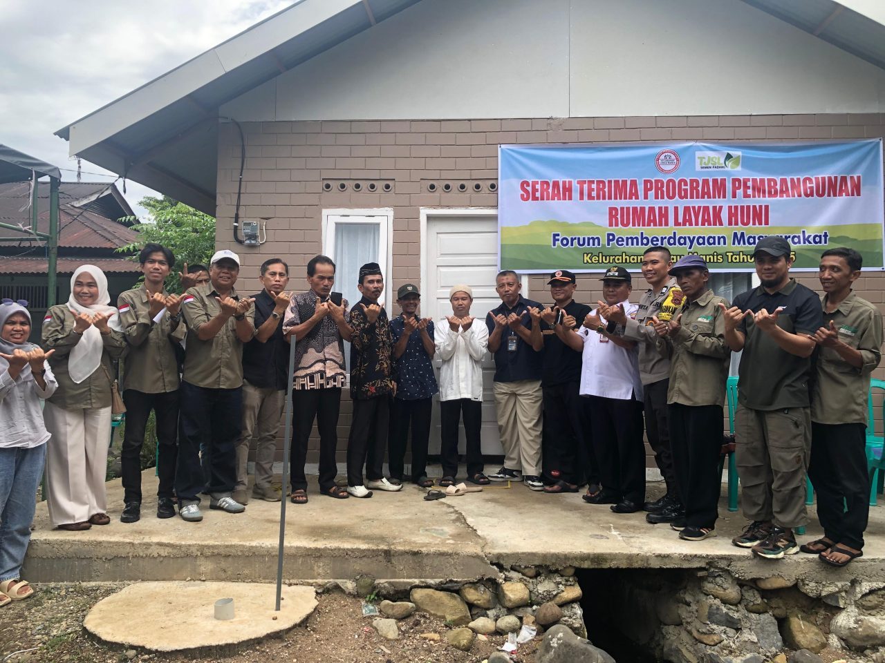 momen-haru-mulyadi-syafi’i:-akhiri-belasan-tahun-hidup-di-gubuk-sawah-berkat-pt-semen-padang momen-haru-mulyadi-syafi’i:-akhiri-belasan-tahun-hidup-di-gubuk-sawah-berkat-pt-semen-padang