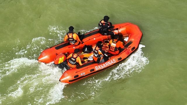 pencarian-hari-kedua:-tim-sar-perluas-area-penyisiran-cari-dua-bocah-hilang-di-pantai-ulak-karang