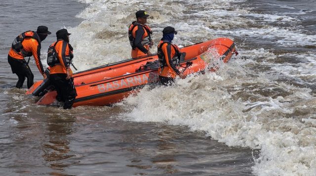 belum-ditemukan,-pencarian-dua-bocah-hanyut-di-pantai-ulak-karang-diperluas-hingga-5-mil-laut-besok