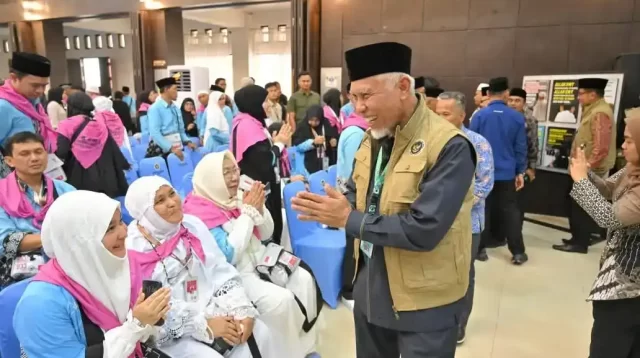 mahyeldi-lepas-384-jemaah-haji-kloter-1-embarkasi-padang