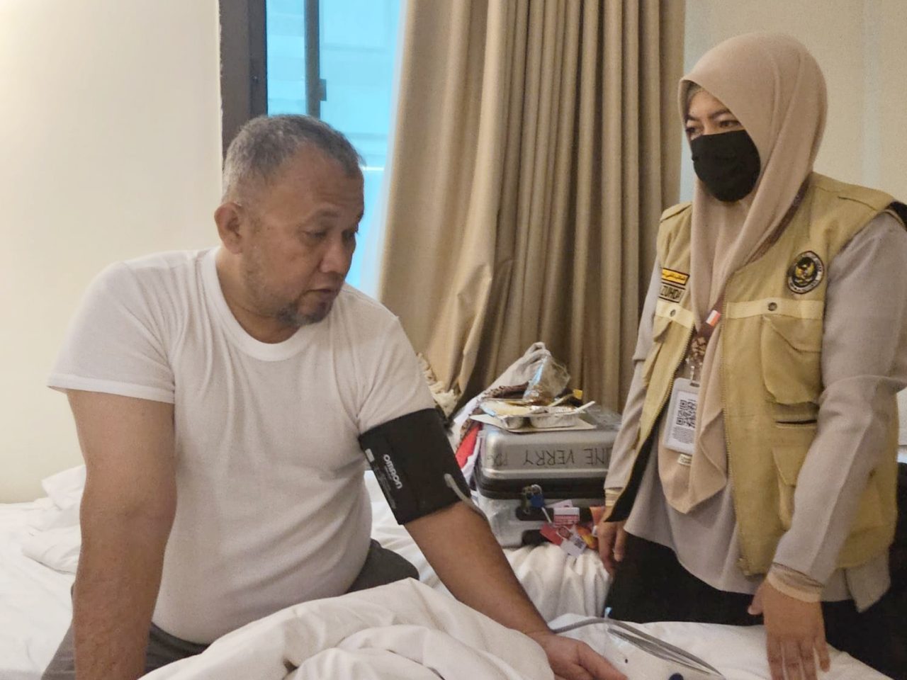 petugas-kloter-1-embarkasi-padang-intensifkan-kunjungan-kamar-pantau-kesehatan-jemaah-lansia