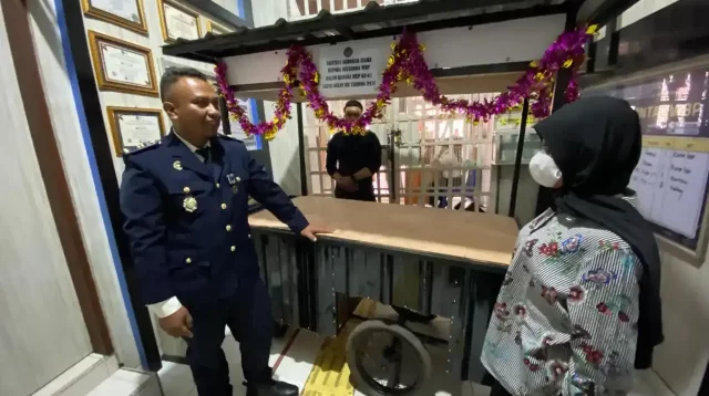 bantu-usaha-keluarga-warga-binaan,-lapas-kelas-ii-b-tanjung-pati-serahkan-gerobak