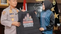 kunjungan-kerja-ke-mapolda-sumbar,-rezka-oktoberia-dinobatkan-sebagai-sahabat-kapolda-sumbar