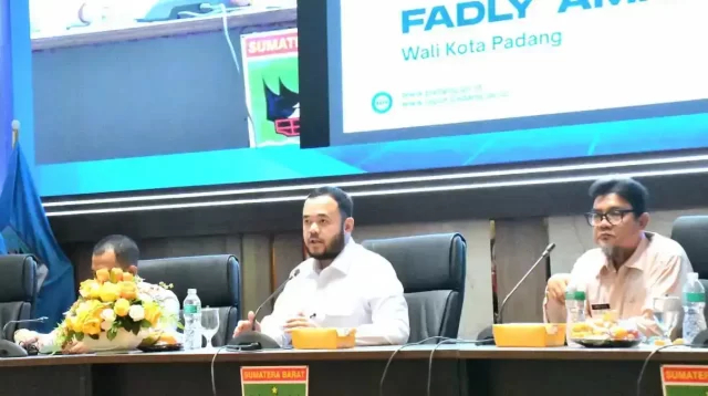 padang-jadi-contoh,-wali-kota-uraikan-pengelolaan-call-center-112-di-rakor-smart-city-sumbar