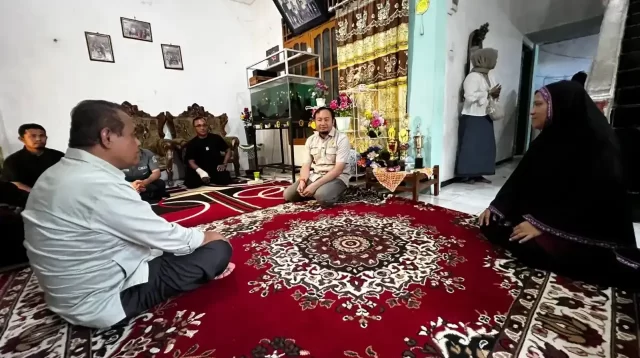 rahmat-saleh-datangi-orang-tua-rasyid-dan-zafran,-beri-penguatan-di-tengah-penantian