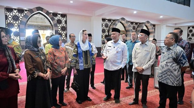 pemprov-sumbar-bantah-video-viral-menpar-pakai-sepatu-di-masjid-raya-syekh-ahmad-khatib-al-minangkabawi