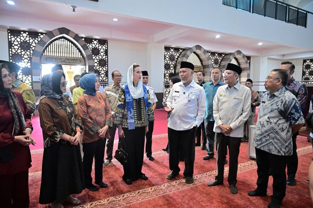 pemprov-sumbar-bantah-video-viral-menpar-pakai-sepatu-di-masjid-raya-syekh-ahmad-khatib-al-minangkabawi