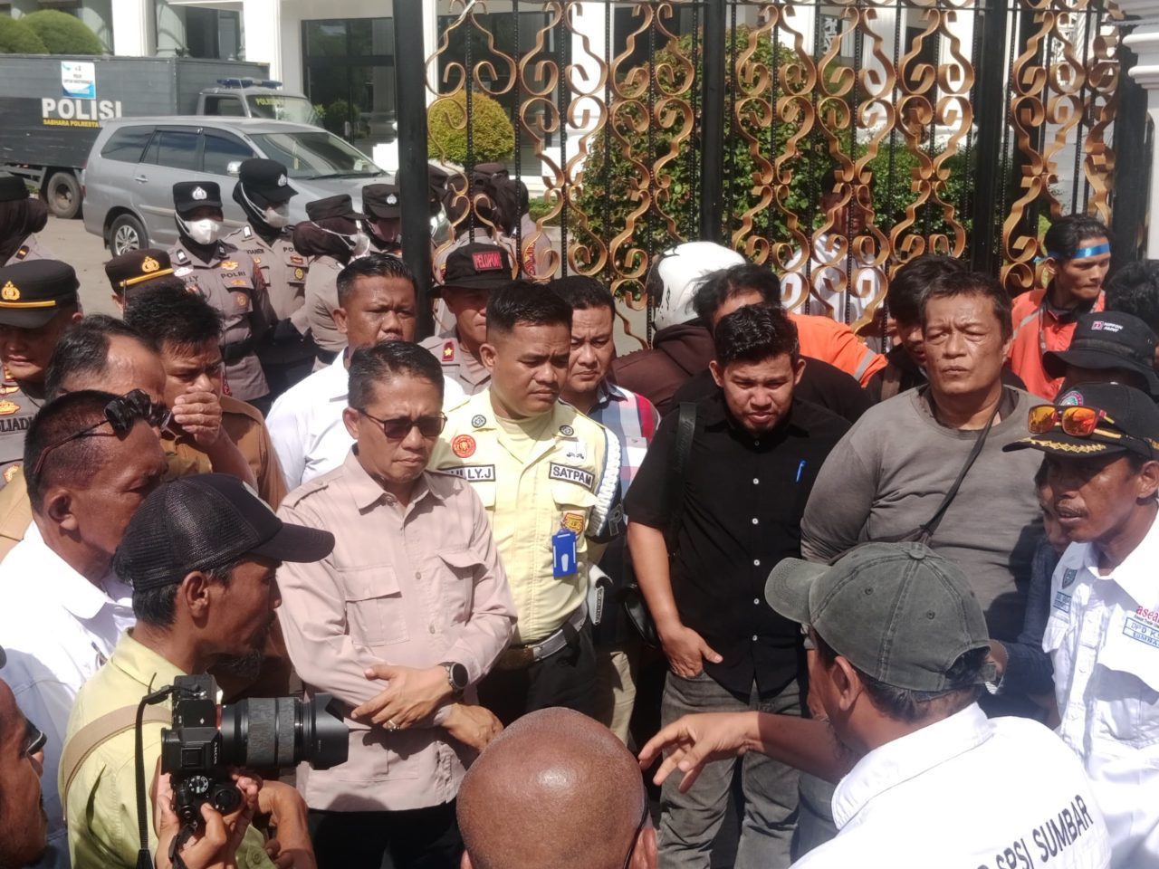 terima-aspirasi-buruh,-evi-yandri-komit-tindaklanjuti-tuntutan-kspsi-sumbar-ke-pusat