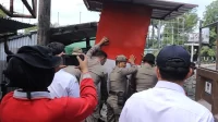 satpol-pp-padang-tertibkan-bangunan-liar-di-jalan-teuku-umar