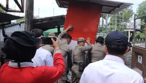 satpol-pp-padang-tertibkan-bangunan-liar-di-jalan-teuku-umar