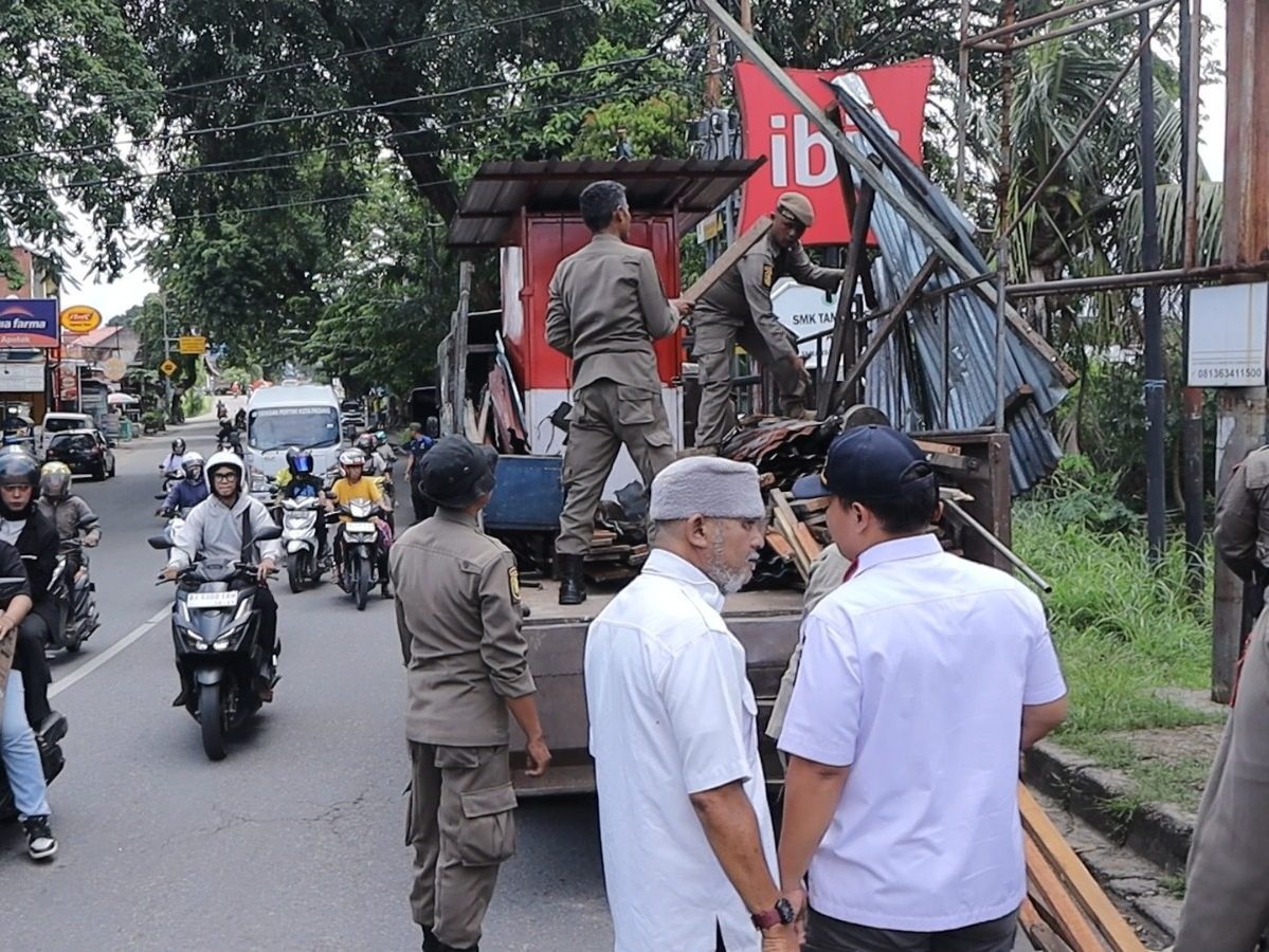 langgar-perda-trantibum,-satpol-pp-padang-bongkar-4-bangunan-liar-di-alai-parak-kopi