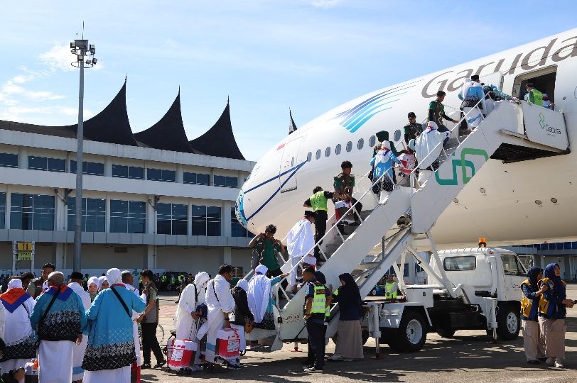 kloter-14-resmi-berangkat,-operasional-pemberangkatan-haji-embarkasi-padang-2026-berakhir kloter-14-resmi-berangkat,-operasional-pemberangkatan-haji-embarkasi-padang-2026-berakhir