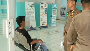 satpol-pp-padang-evakuasi-pria-mengamuk-ke-rsj-saanin