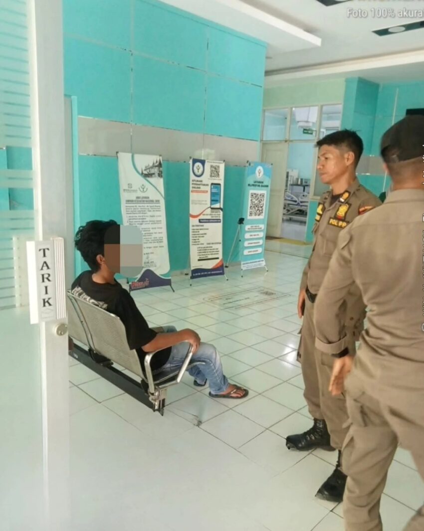 satpol-pp-padang-evakuasi-pria-mengamuk-ke-rsj-saanin satpol-pp-padang-evakuasi-pria-mengamuk-ke-rsj-saanin