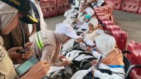 prioritaskan-lansia-dan-disabilitas,-petugas-kloter-pdg-07-fasilitasi-24-jemaah-kursi-roda-untuk-umrah-wajib-di-makkah