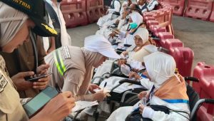 prioritaskan-lansia-dan-disabilitas,-petugas-kloter-pdg-07-fasilitasi-24-jemaah-kursi-roda-untuk-umrah-wajib-di-makkah