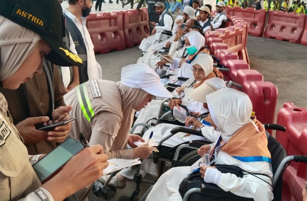 prioritaskan-lansia-dan-disabilitas,-petugas-kloter-pdg-07-fasilitasi-24-jemaah-kursi-roda-untuk-umrah-wajib-di-makkah
