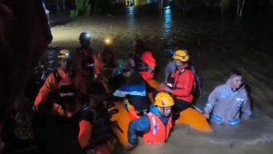 banjir-terjang-saruaso-tanah-datar,-tim-sar-gabungan-evakuasi-5-warga-di-tengah-hujan-lebat